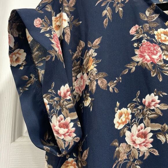 💙 Forever 21 cap sleeve blouse navy blue with floral pattern size S 💙 - Picture 3 of 5